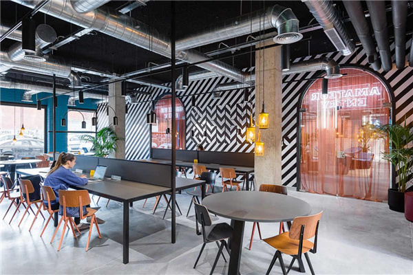 办公室里突兀的大柱子如何装饰设计